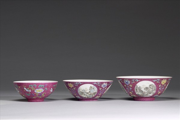 琺瑯彩洋紅地花卉紋三多碗