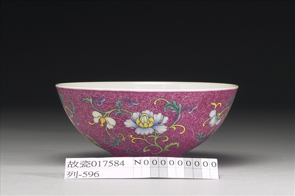 琺瑯彩洋紅地花卉紋三多碗