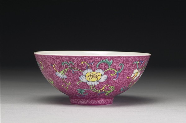 琺瑯彩洋紅地花卉紋三多碗