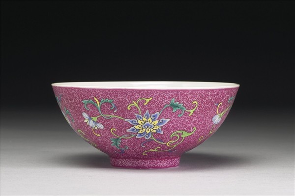 琺瑯彩洋紅地花卉紋三多碗