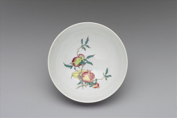 琺瑯彩洋紅地花卉紋三多碗