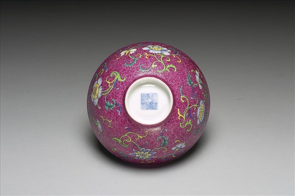 琺瑯彩洋紅地花卉紋三多碗