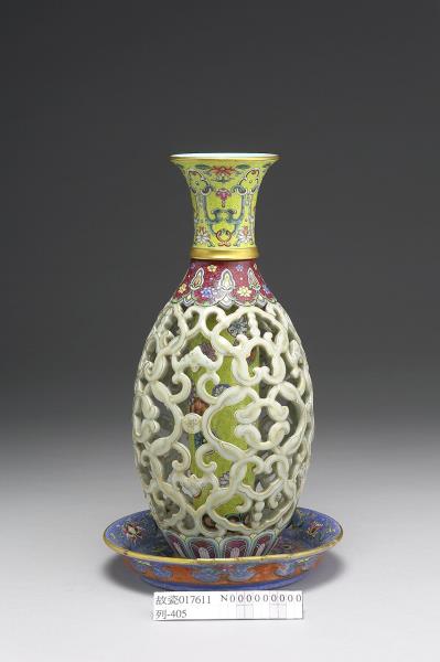 琺瑯彩鏤空如意花卉紋轉心瓶