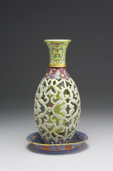 琺瑯彩鏤空如意花卉紋轉心瓶