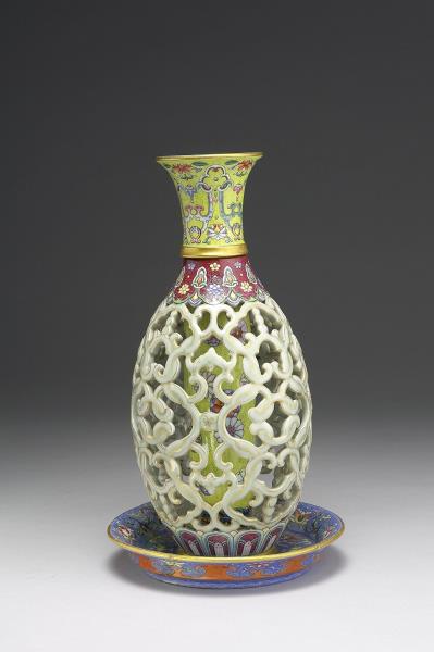 琺瑯彩鏤空如意花卉紋轉心瓶