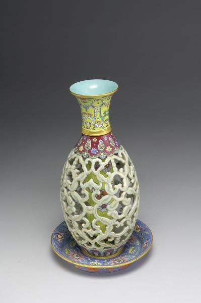 琺瑯彩鏤空如意花卉紋轉心瓶
