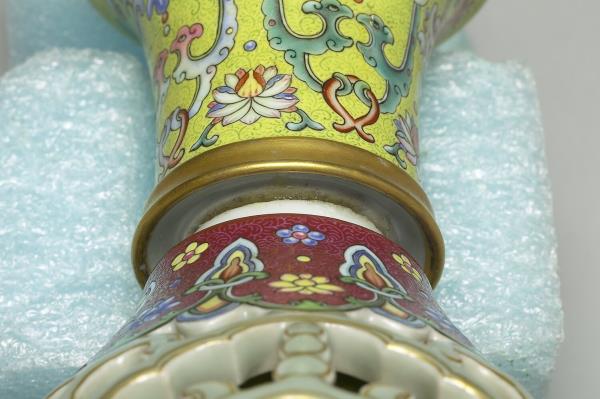 琺瑯彩鏤空如意花卉紋轉心瓶