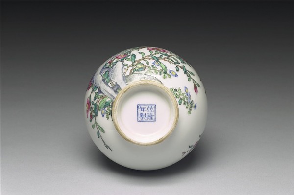 磁胎畫琺瑯錦花卉玉壺春瓶