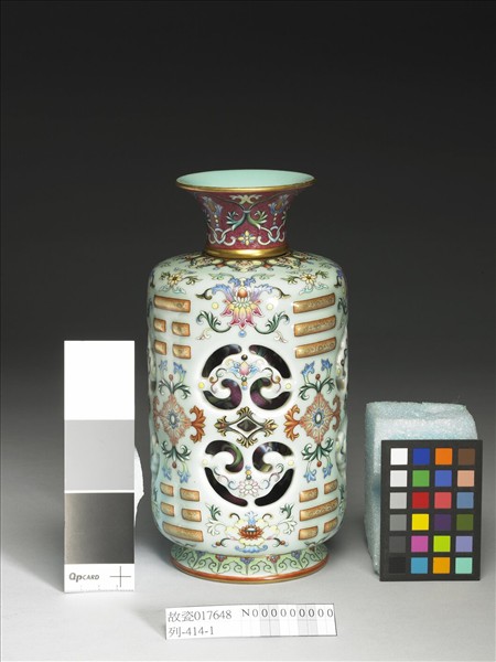 洋彩八卦如意轉頸瓶