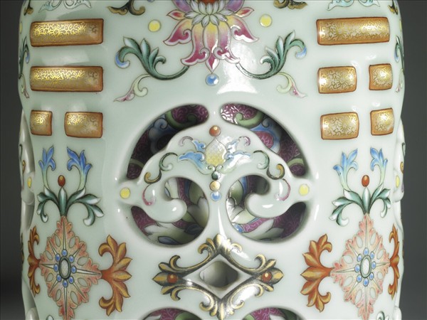 洋彩八卦如意轉頸瓶