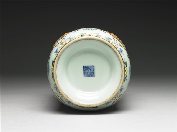 洋彩八卦如意轉頸瓶