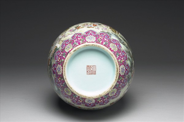 粉彩春燈嬰戲圖雙耳瓶