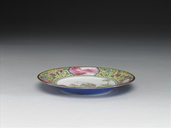 琺瑯彩錦地開光紅山水花鳥碟