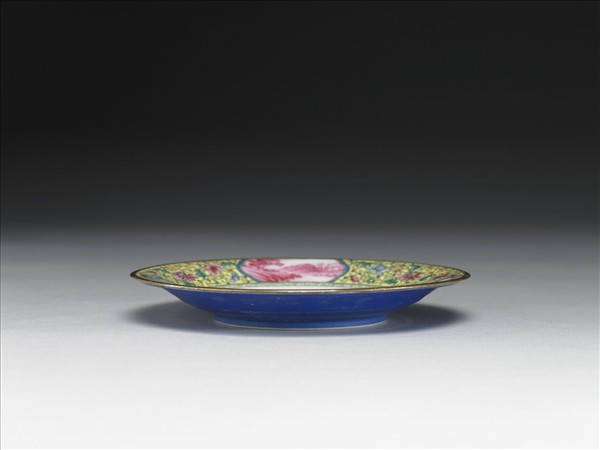 琺瑯彩錦地開光紅山水花鳥碟