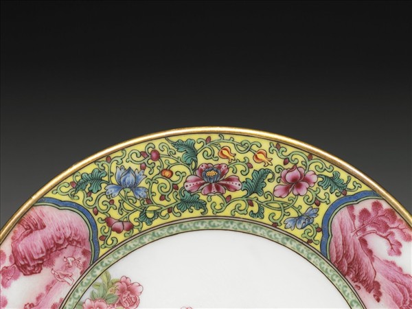 琺瑯彩錦地開光紅山水花鳥碟