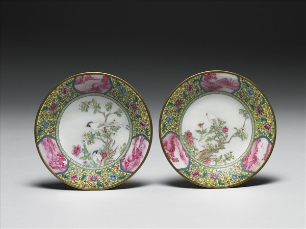 琺瑯彩錦地開光紅山水花鳥碟