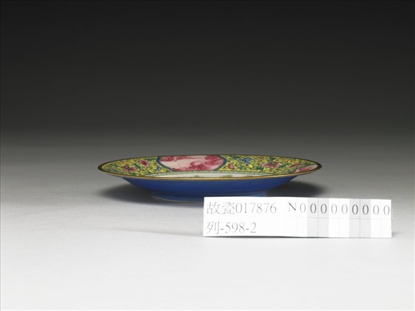 琺瑯彩錦地開光紅山水花鳥碟