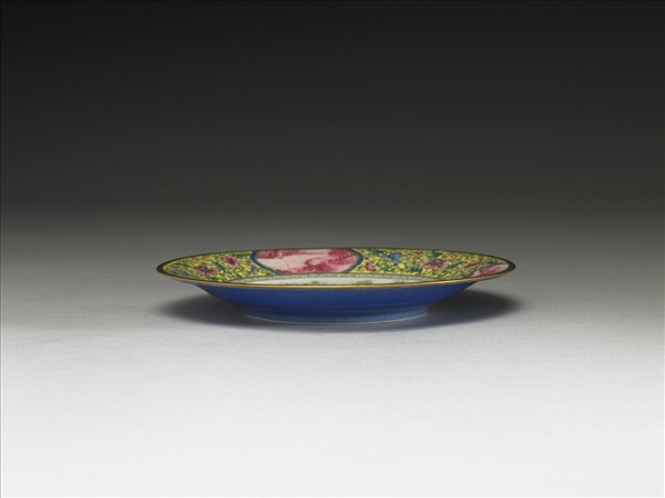 琺瑯彩錦地開光紅山水花鳥碟