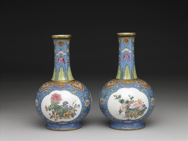 洋彩藍錦地剔花開光花卉瓶