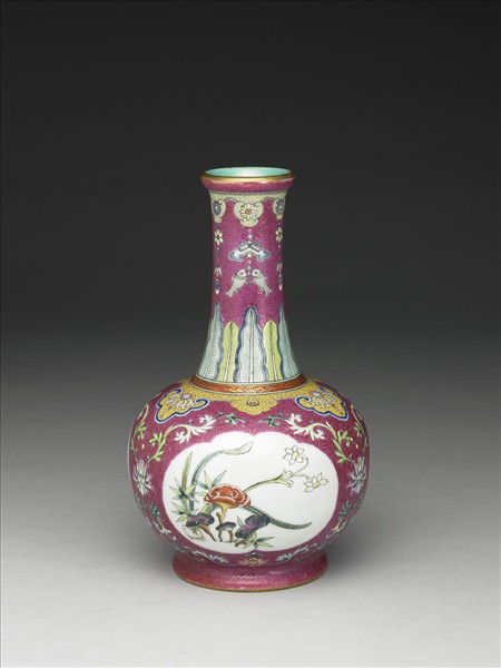 洋彩紅錦地剔花三多紙槌瓶