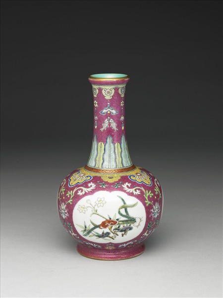 洋彩紅錦地剔花三多紙槌瓶