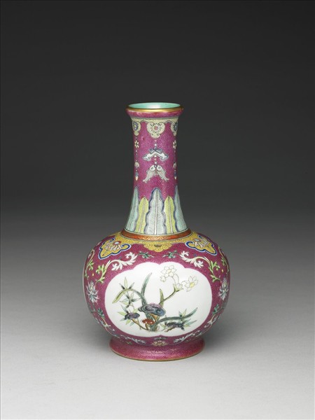 洋彩紅錦地剔花三多紙槌瓶