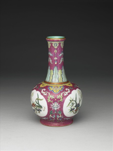 洋彩紅錦地剔花三多紙槌瓶