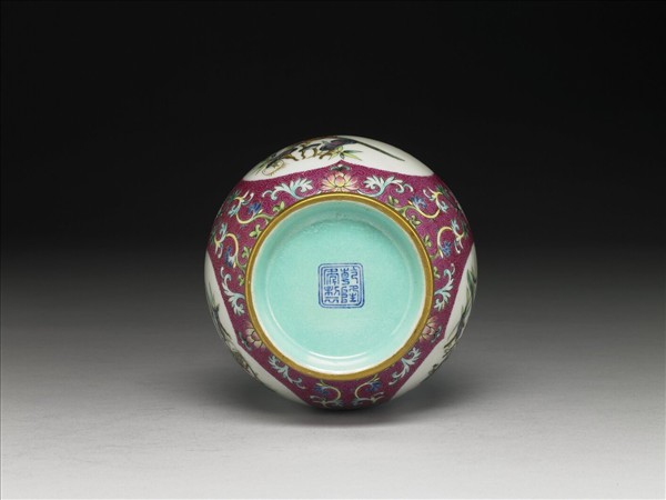 洋彩紅錦地剔花三多紙槌瓶