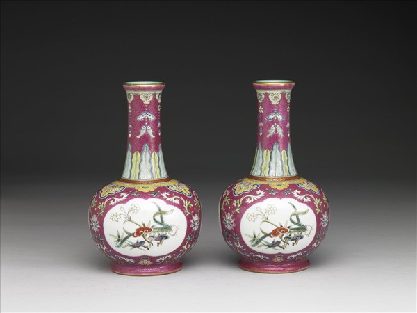 洋彩紅錦地剔花三多紙槌瓶