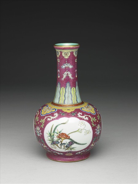 洋彩紅錦地剔花三多紙槌瓶