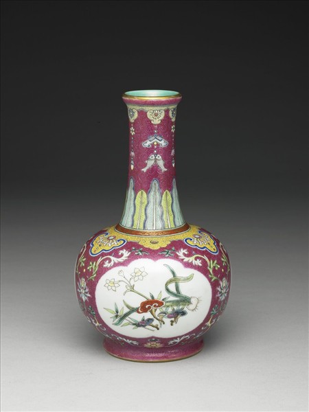洋彩紅錦地剔花三多紙槌瓶