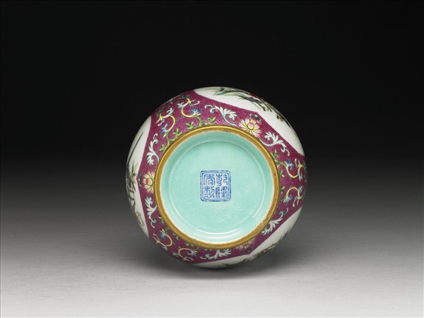 洋彩紅錦地剔花三多紙槌瓶