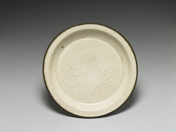 定窯 白瓷印花雲紋盤