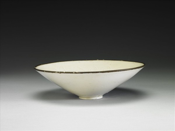 定窯 白瓷劃花花卉紋碗