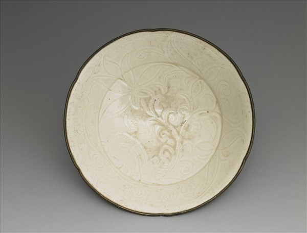 白瓷花式盤
