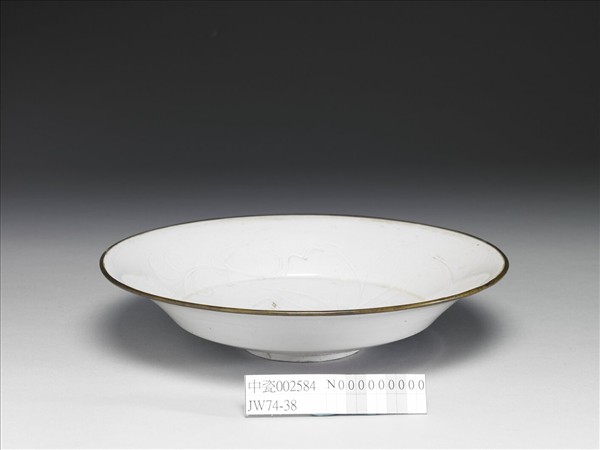 定窯 白瓷劃花萱花紋盤