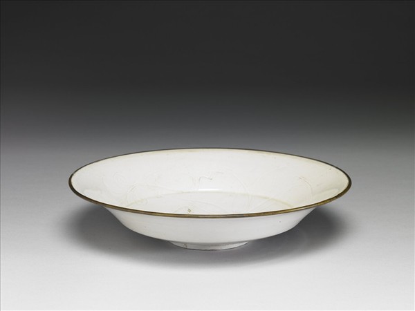 定窯 白瓷劃花萱花紋盤