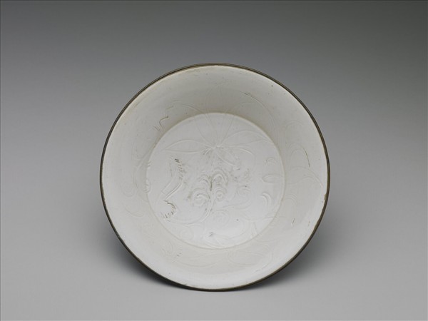 定窯 白瓷劃花萱花紋盤