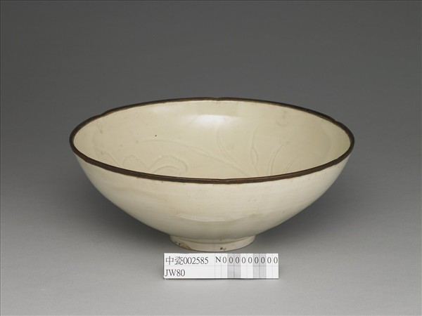 定窯 白釉劃花雙鳧紋碗