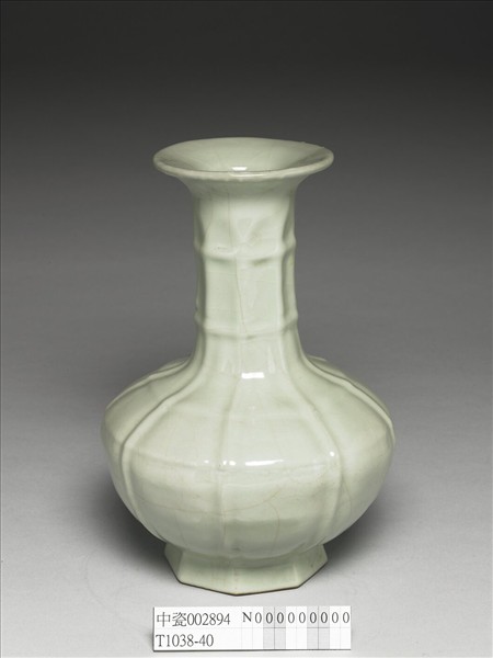 青瓷盤口八稜瓶