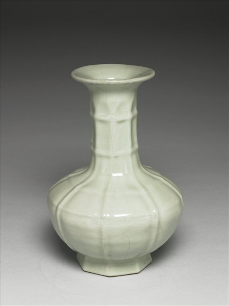 青瓷盤口八稜瓶