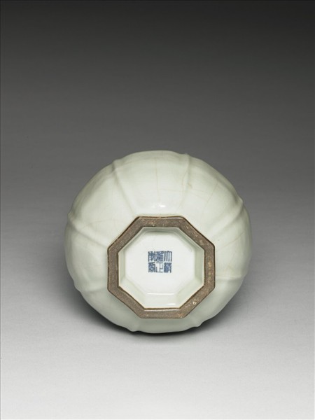 青瓷盤口八稜瓶