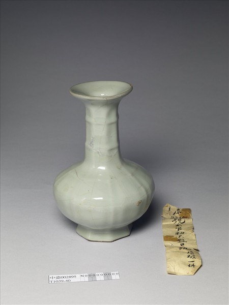 青瓷八方盤口長頸瓶