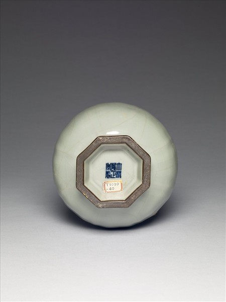 青瓷八方盤口長頸瓶