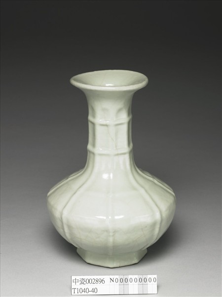 青瓷盤口八稜瓶