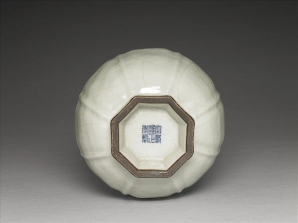 青瓷盤口八稜瓶