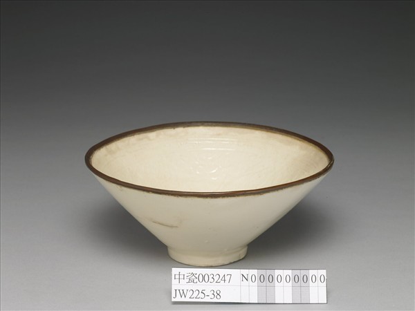 彭窯 白瓷印花花卉紋碗