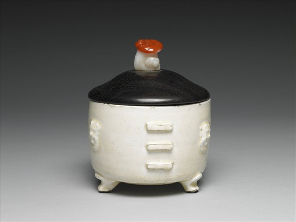 白瓷八卦紋三足爐