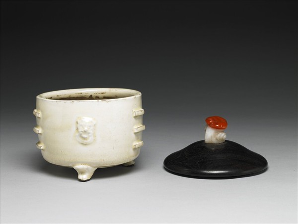 白瓷八卦紋三足爐