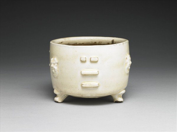 白瓷八卦紋三足爐